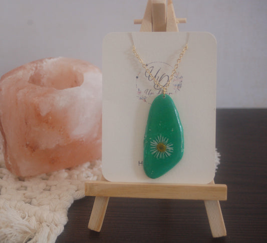 Collana STONE verde con fiore bianco